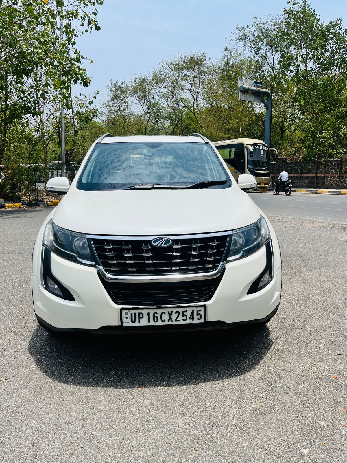 2021 Mahindra XUV500 W9 Diesel MT | Single Owner | Sunroof | Pearl White
