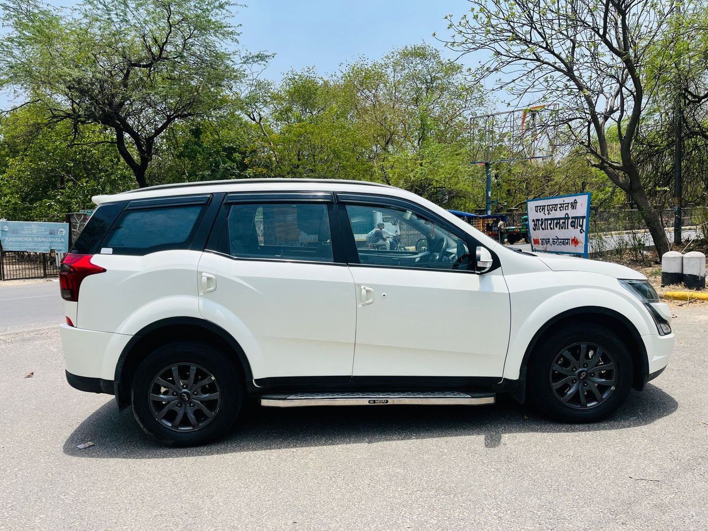 2021 Mahindra XUV500 W9 Diesel MT | Single Owner | Sunroof | Pearl White