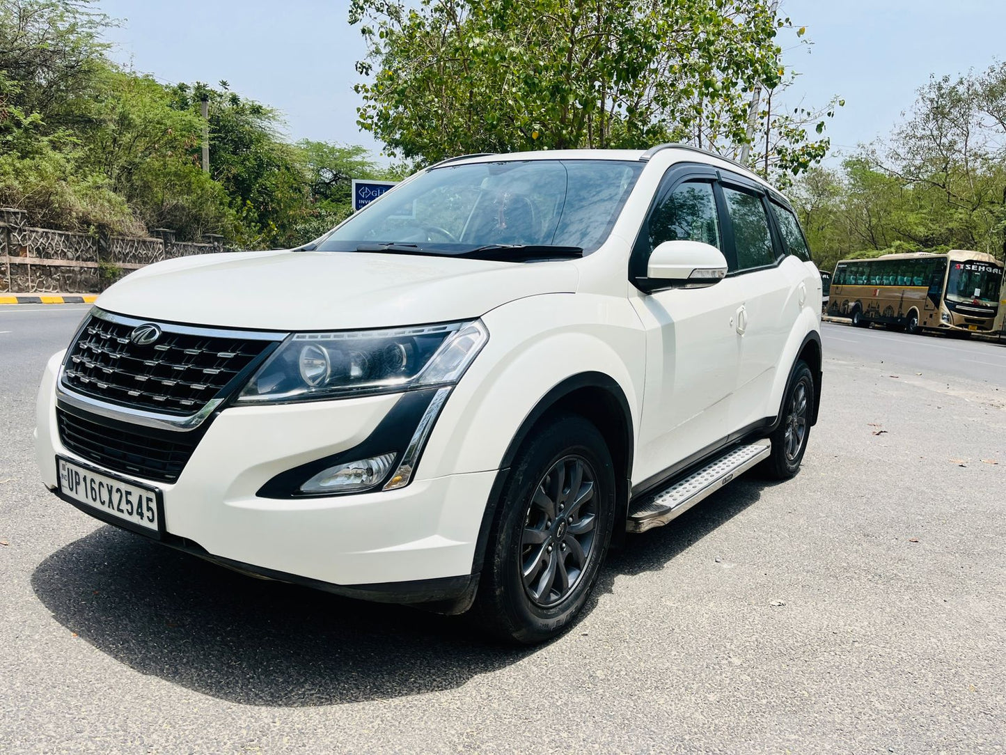 2021 Mahindra XUV500 W9 Diesel MT | Single Owner | Sunroof | Pearl White