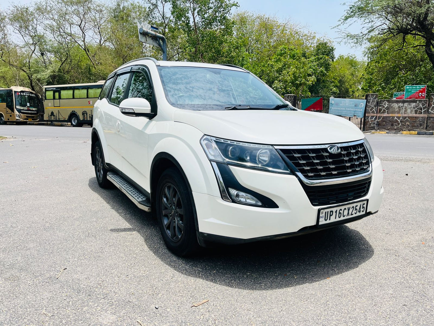 2021 Mahindra XUV500 W9 Diesel MT | Single Owner | Sunroof | Pearl White