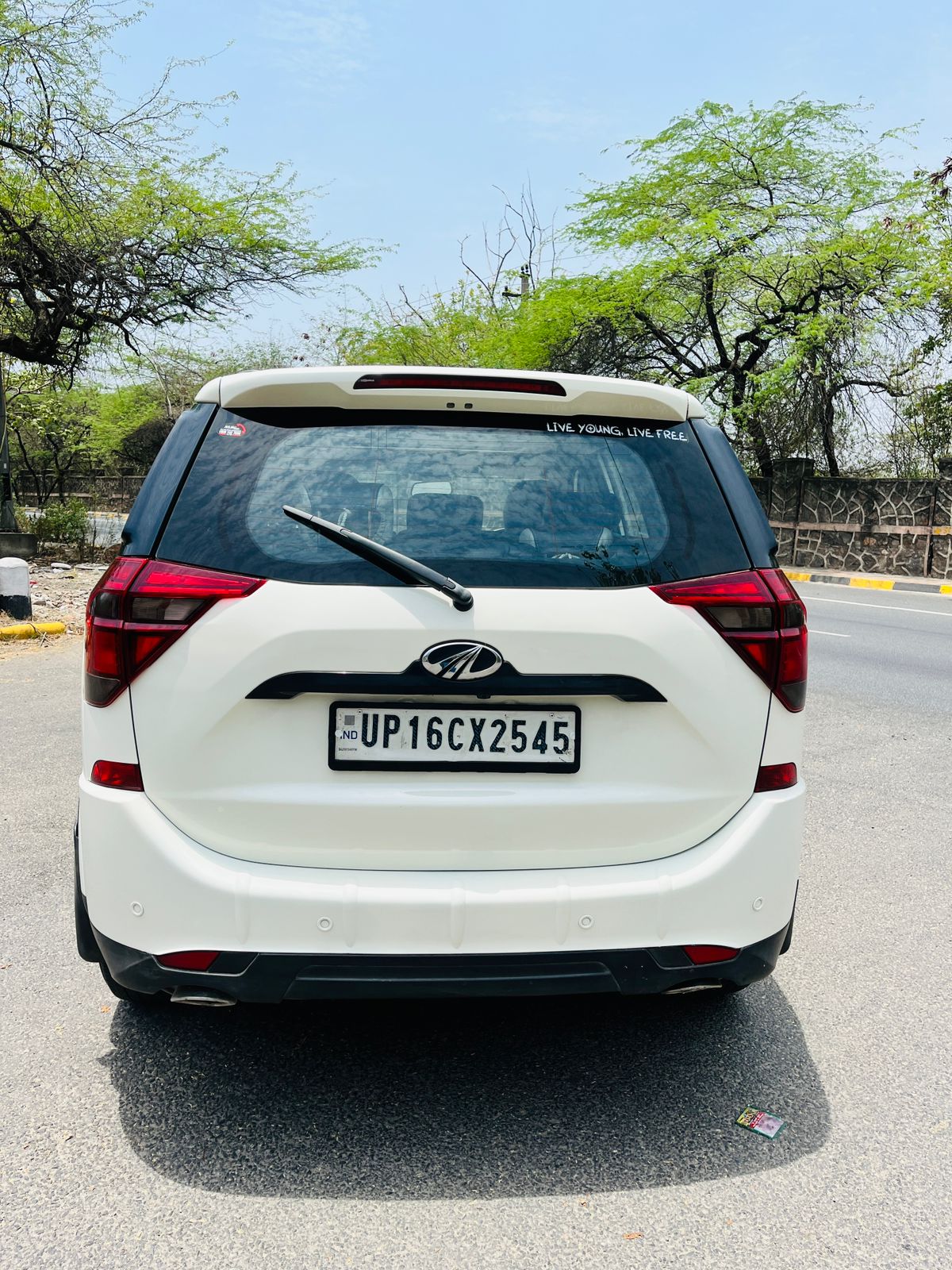 2021 Mahindra XUV500 W9 Diesel MT | Single Owner | Sunroof | Pearl White