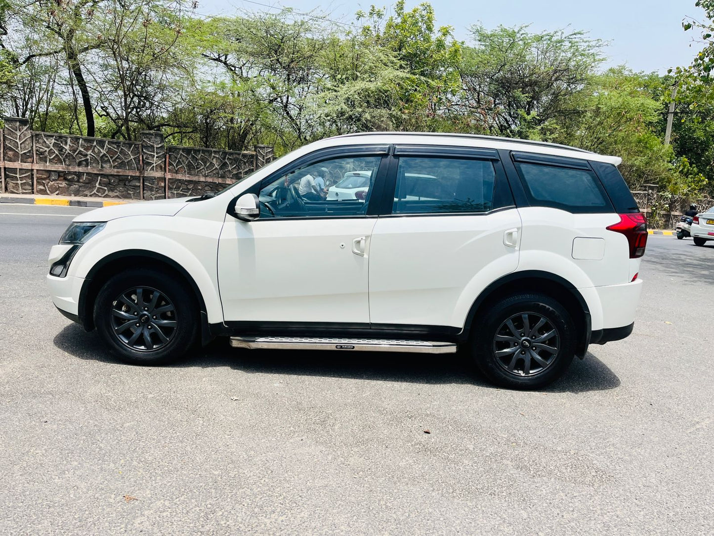 2021 Mahindra XUV500 W9 Diesel MT | Single Owner | Sunroof | Pearl White