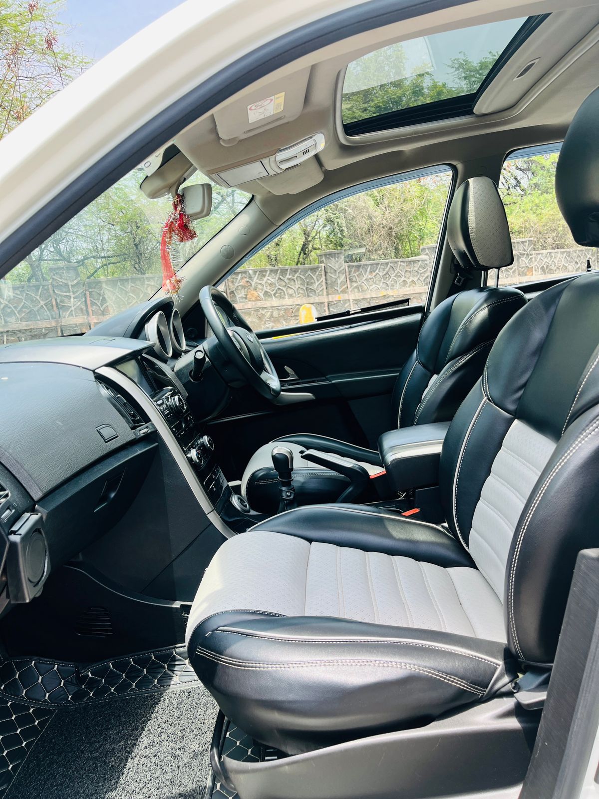 2021 Mahindra XUV500 W9 Diesel MT | Single Owner | Sunroof | Pearl White