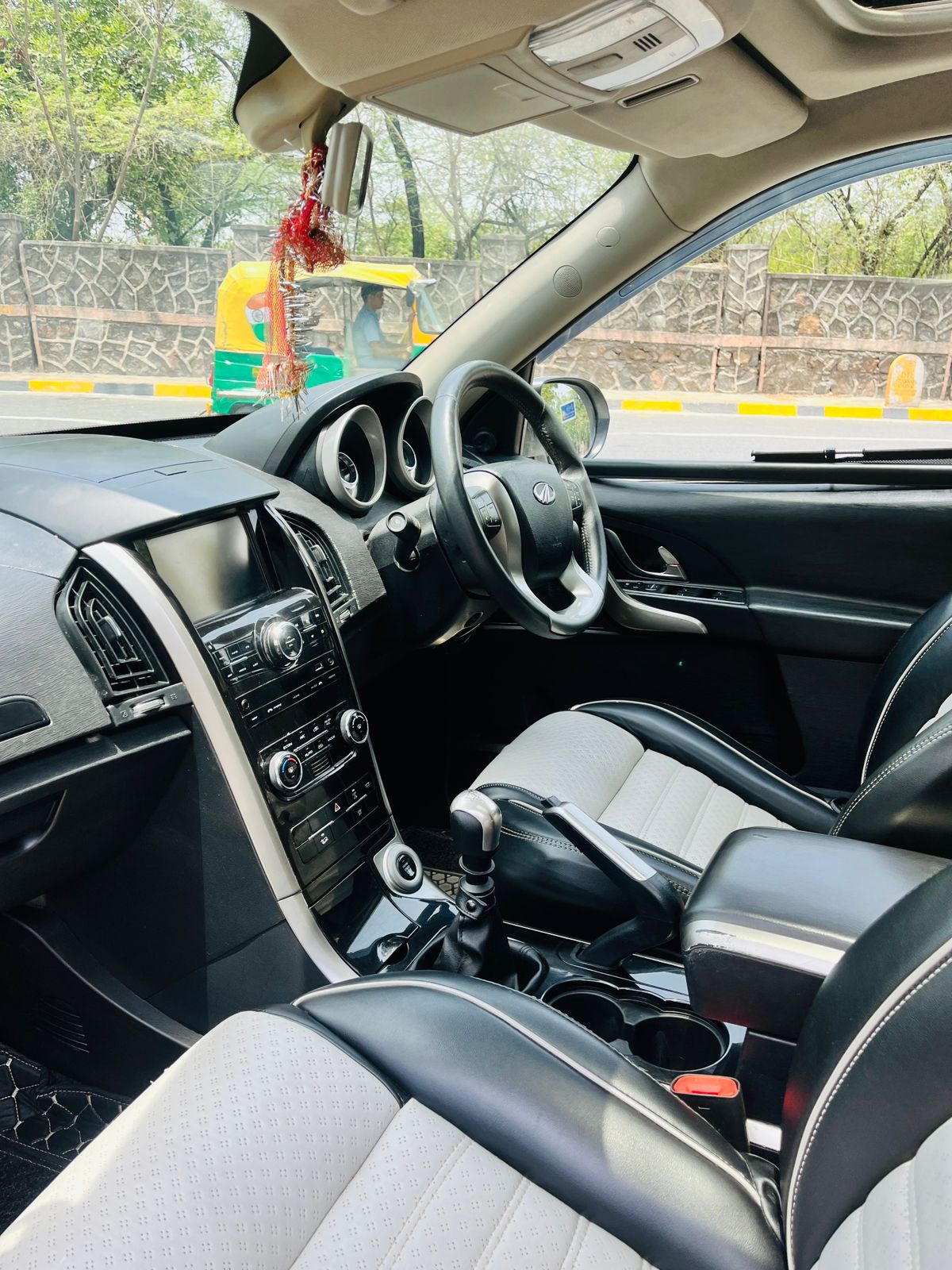 2021 Mahindra XUV500 W9 Diesel MT | Single Owner | Sunroof | Pearl White