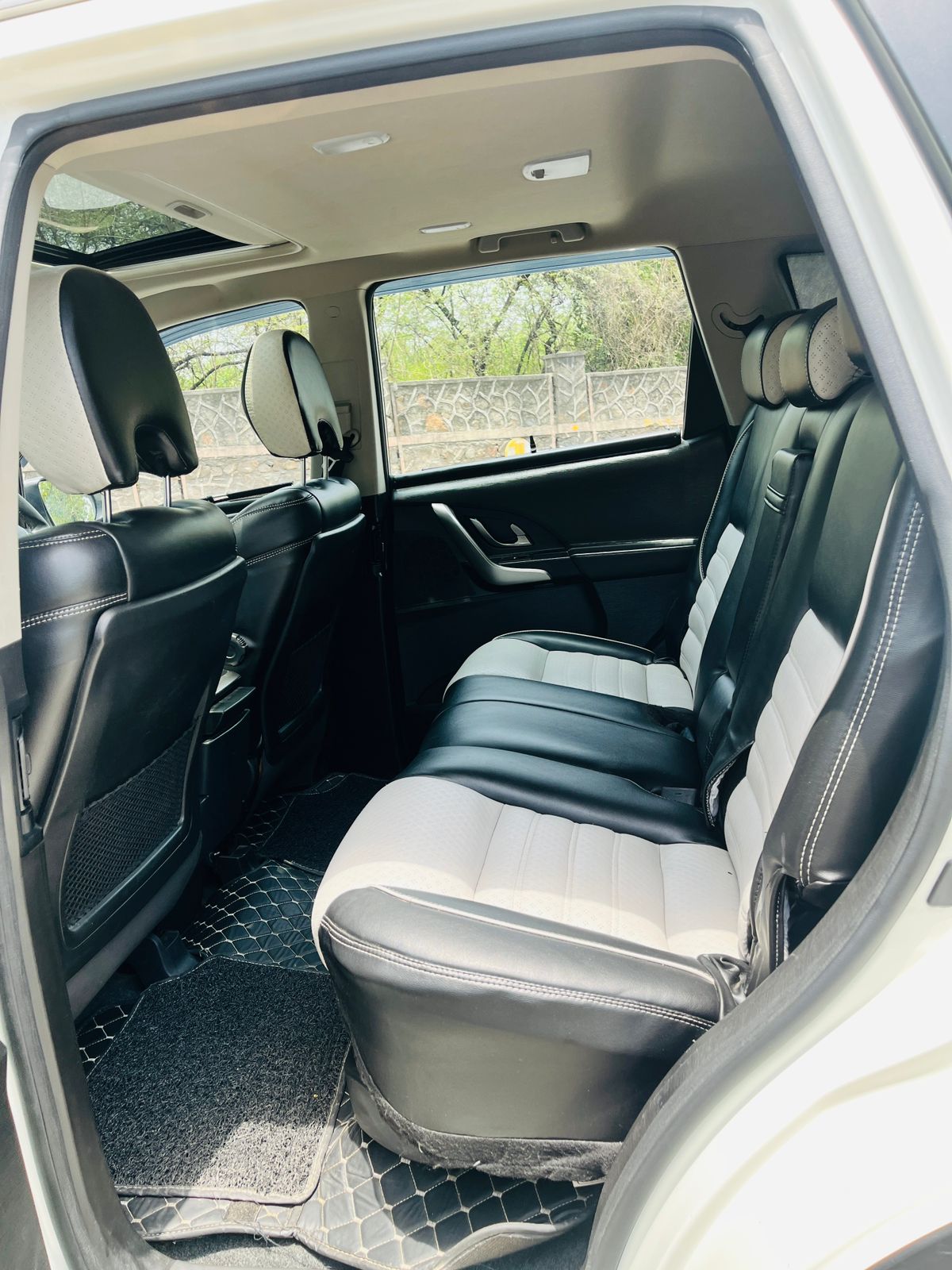 2021 Mahindra XUV500 W9 Diesel MT | Single Owner | Sunroof | Pearl White