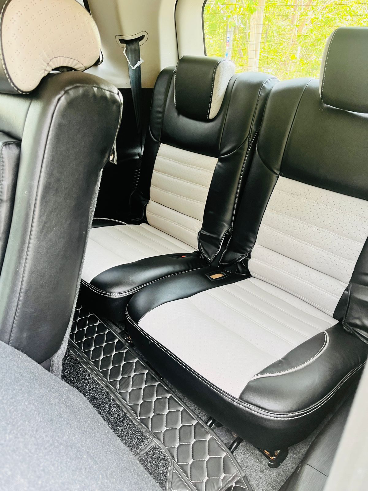 2021 Mahindra XUV500 W9 Diesel MT | Single Owner | Sunroof | Pearl White