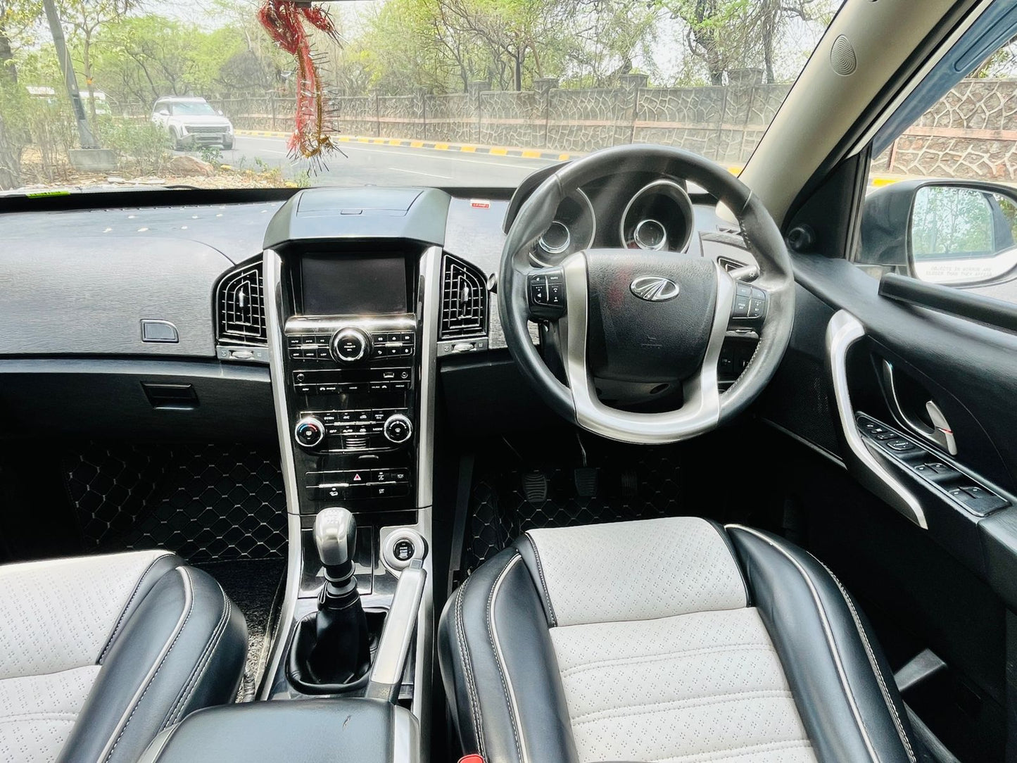 2021 Mahindra XUV500 W9 Diesel MT | Single Owner | Sunroof | Pearl White