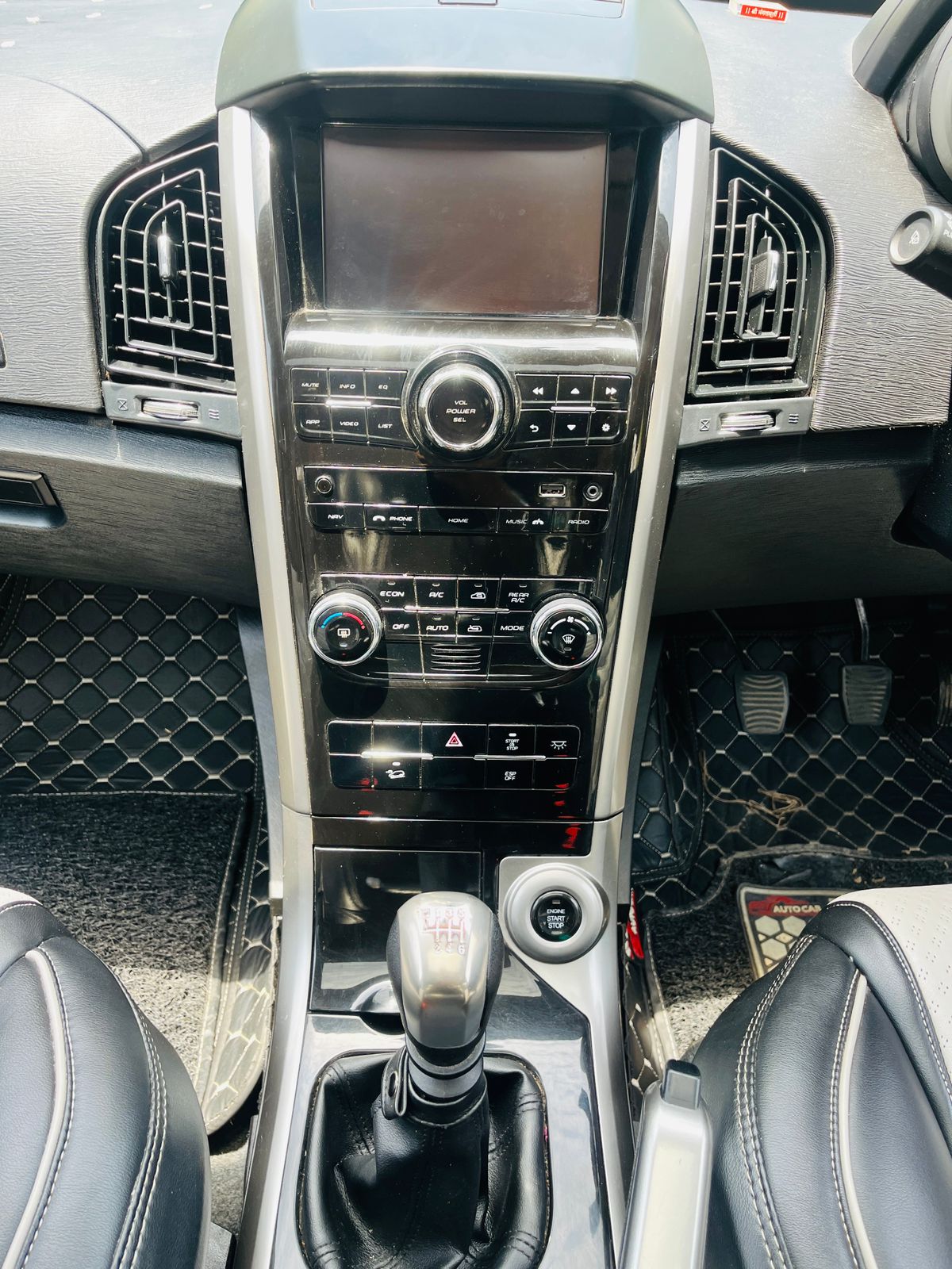 2021 Mahindra XUV500 W9 Diesel MT | Single Owner | Sunroof | Pearl White