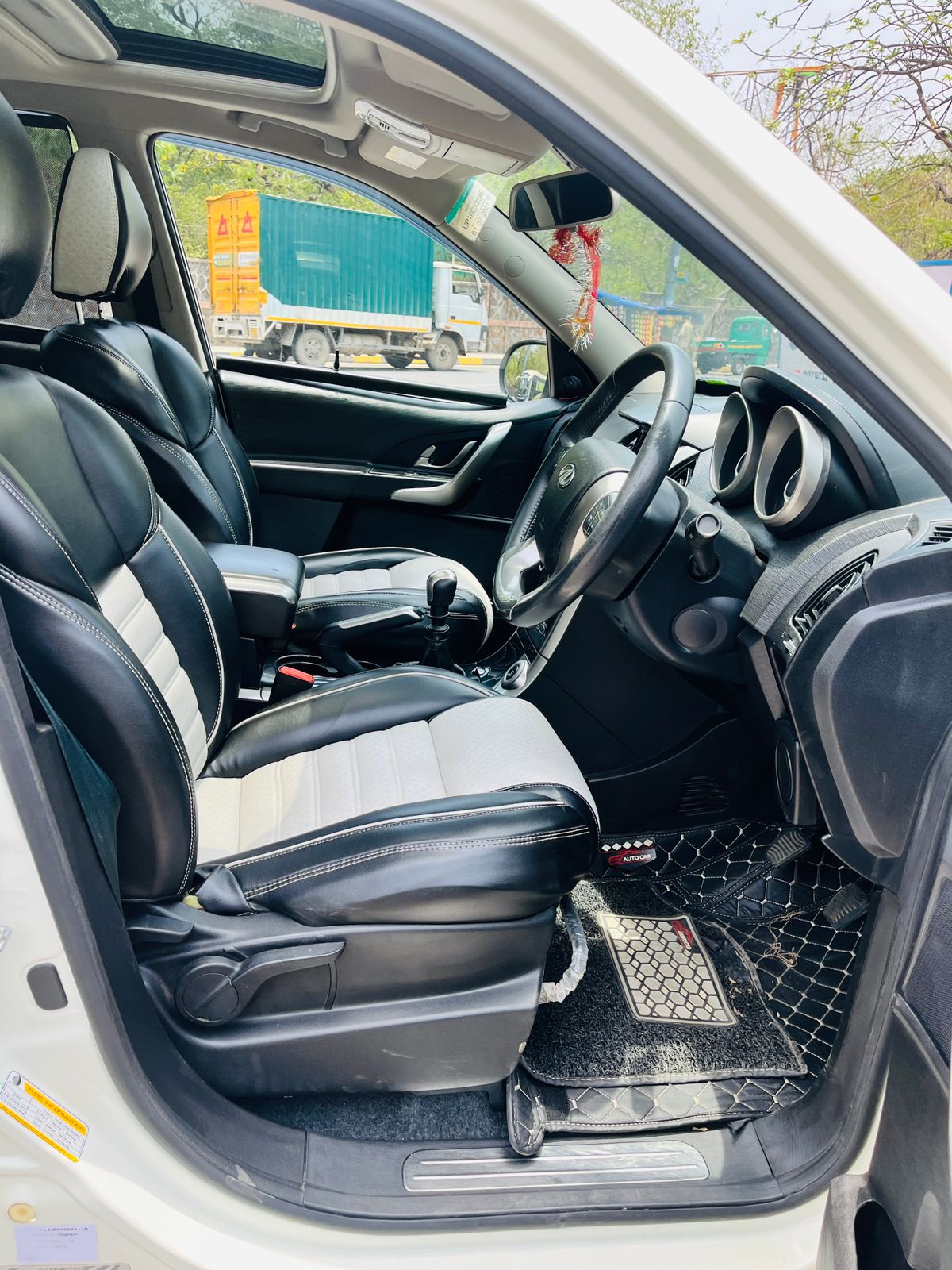 2021 Mahindra XUV500 W9 Diesel MT | Single Owner | Sunroof | Pearl White