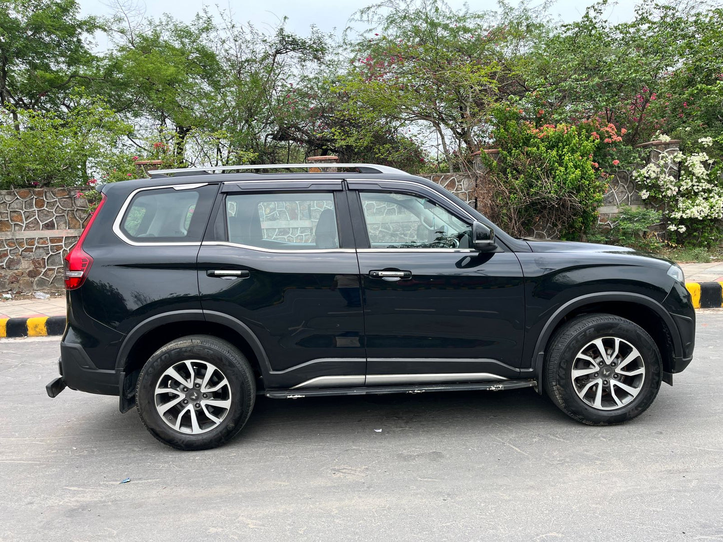 2023 Mahindra Scorpio-N Z8L Petrol Automatic | 19,500 KM | 1st Owner | Delhi | Black | Carzvilla