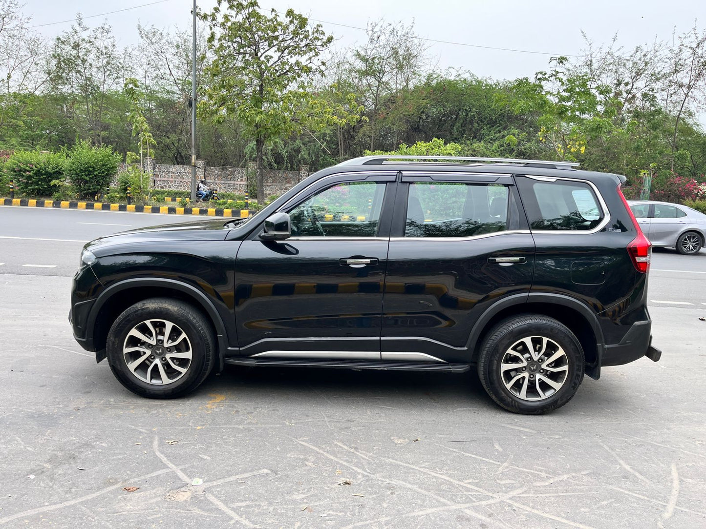 2023 Mahindra Scorpio-N Z8L Petrol Automatic | 19,500 KM | 1st Owner | Delhi | Black | Carzvilla
