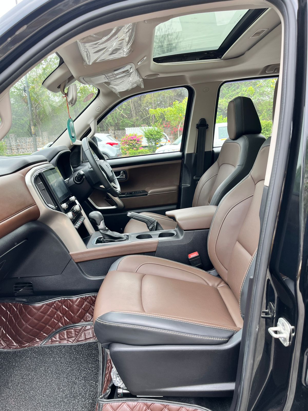 2023 Mahindra Scorpio-N Z8L Petrol Automatic | 19,500 KM | 1st Owner | Delhi | Black | Carzvilla