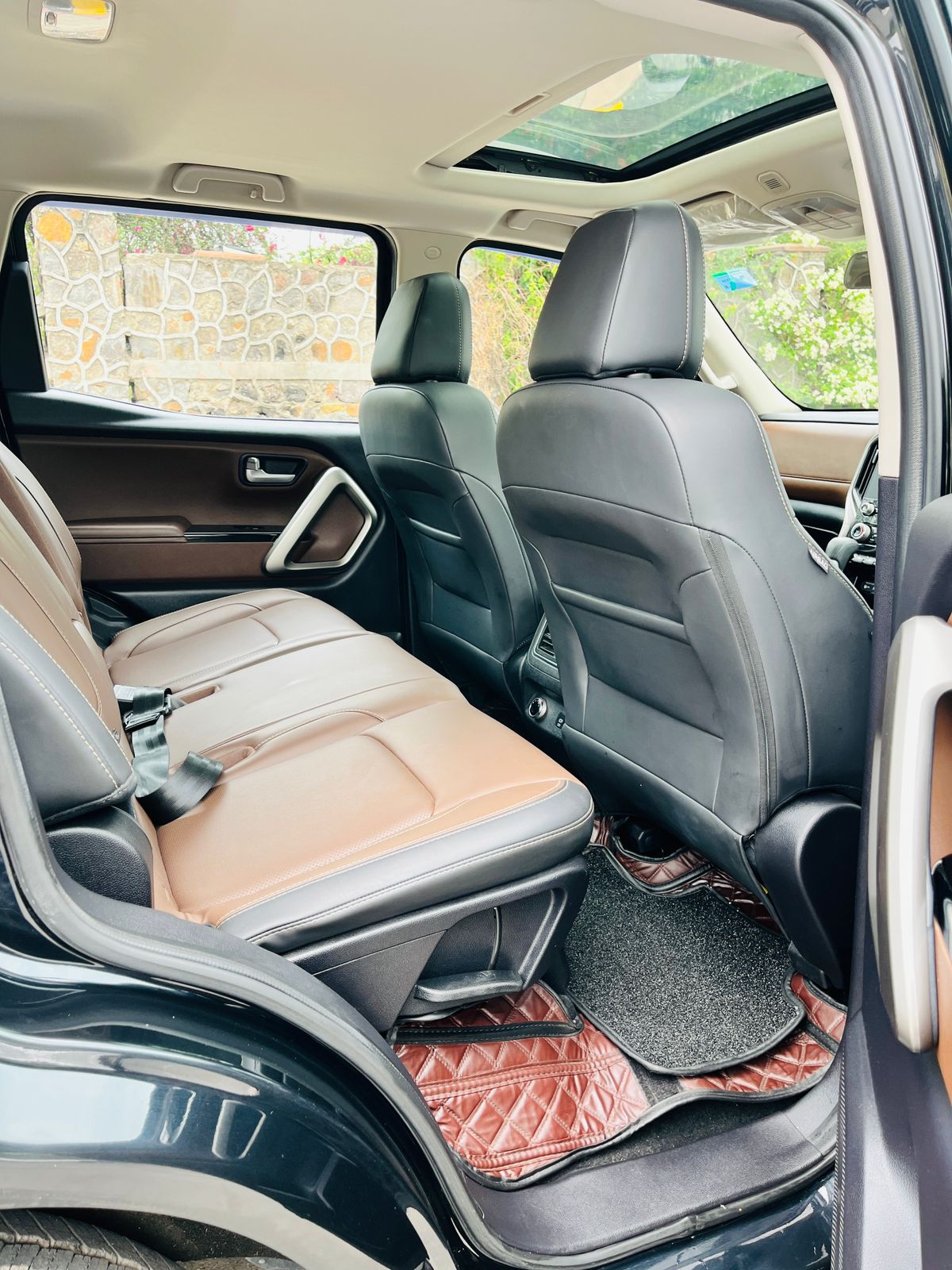 2023 Mahindra Scorpio-N Z8L Petrol Automatic | 19,500 KM | 1st Owner | Delhi | Black | Carzvilla