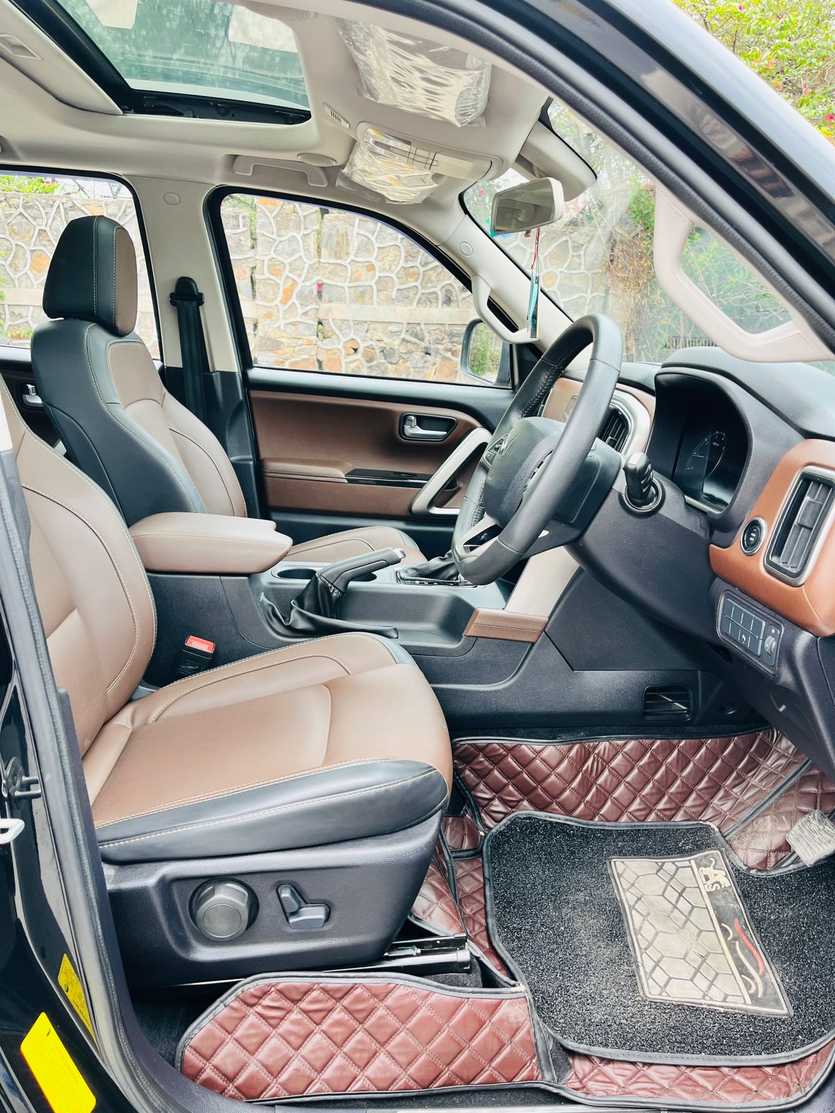 2023 Mahindra Scorpio-N Z8L Petrol Automatic | 19,500 KM | 1st Owner | Delhi | Black | Carzvilla