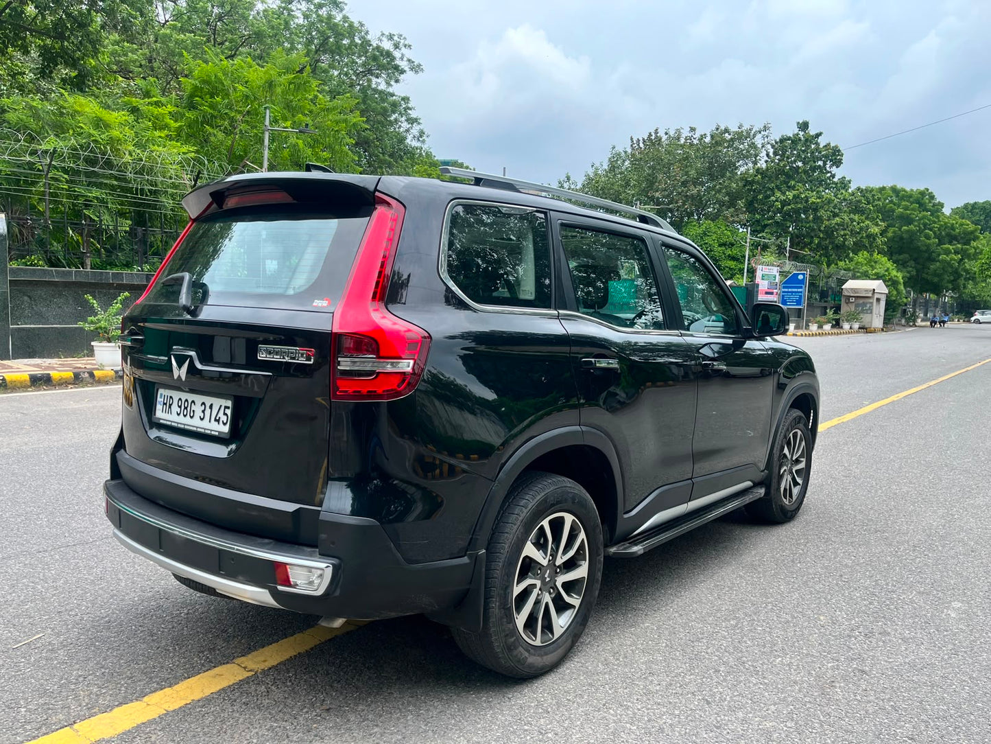 2022 Mahindra Scorpio-N Z8L Petrol Automatic | 19,500 KM | 1st Owner | Carzvilla
