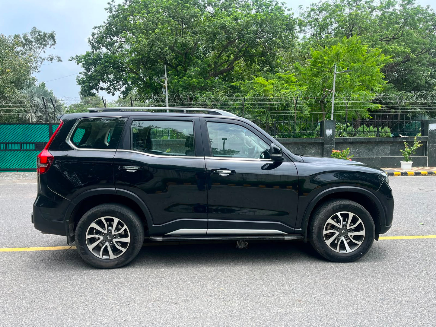 2022 Mahindra Scorpio-N Z8L Petrol Automatic | 19,500 KM | 1st Owner | Carzvilla