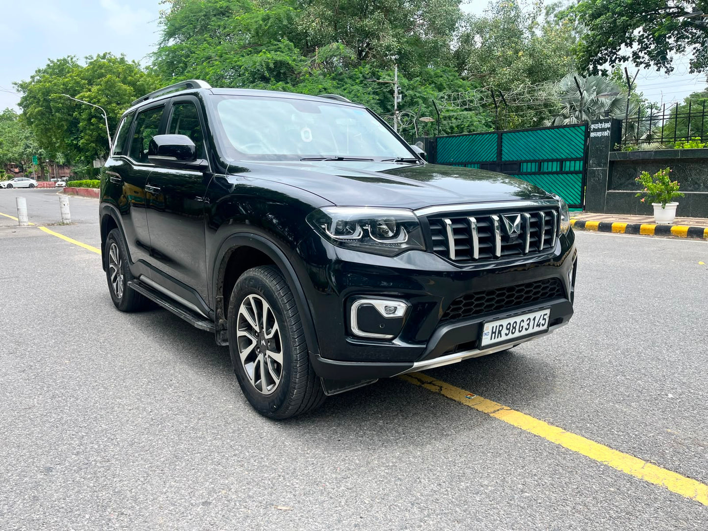 2022 Mahindra Scorpio-N Z8L Petrol Automatic | 19,500 KM | 1st Owner | Carzvilla