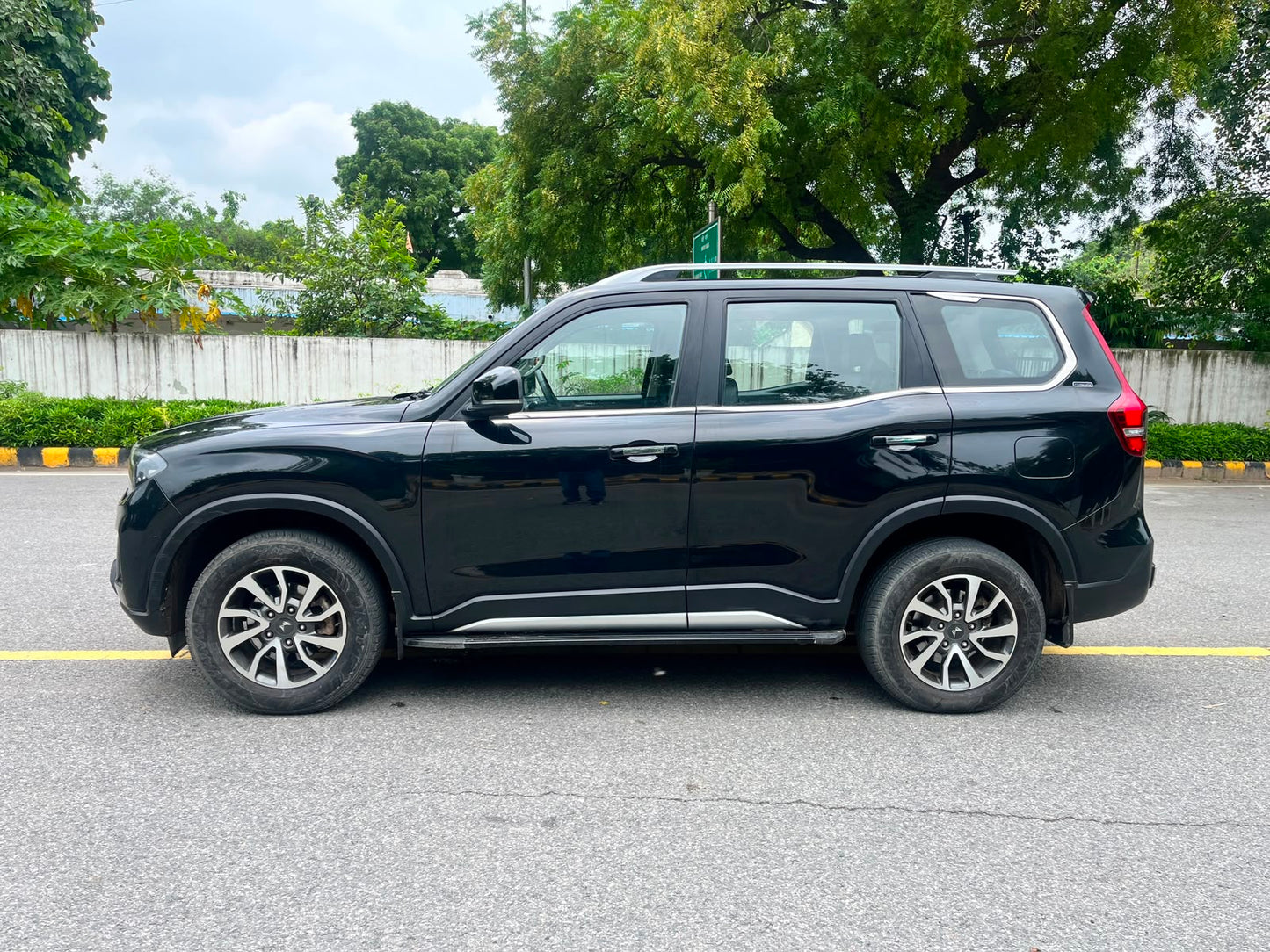 2022 Mahindra Scorpio-N Z8L Petrol Automatic | 19,500 KM | 1st Owner | Carzvilla