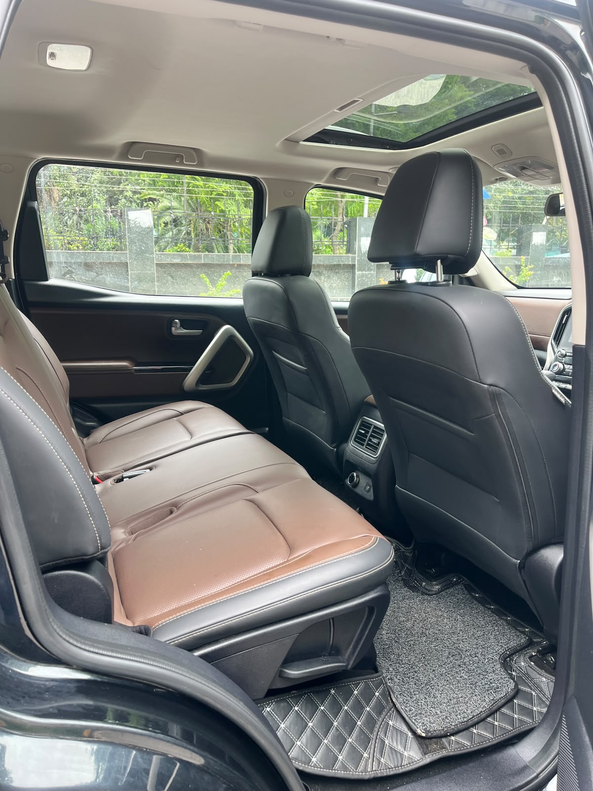 2022 Mahindra Scorpio-N Z8L Petrol Automatic | 19,500 KM | 1st Owner | Carzvilla